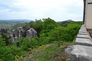 V dáli jsou vidět Trosky (IČ)