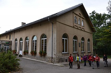 V bývalých lázních Na Horách je dnes restaurace (nyní zavřená) (IČ)