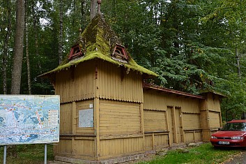 Kromě restaurace tu dnes stojí jen mechová chaloupka (IČ)