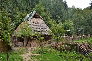 Jsme v pravěké osadě Křivolík (IČ)