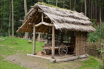 V osadě se testují dobové stavební technologie a také dávný způsob života (IČ)