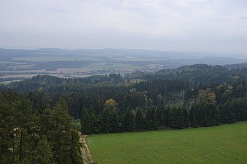 Daleké výhledy dnes nejsou, ale když už jsme si objednali otevření rozhledny ...  (IČ)