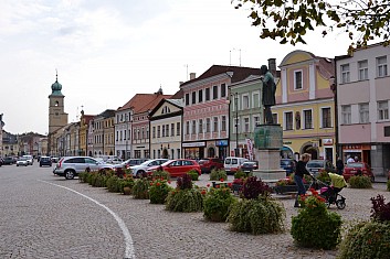 Tak pěkné náměstí ... a udělají z něj parkoviště! (IČ)