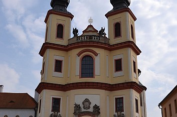 Do klášterního areálu náleží také kostel Nalezení sv. Kříže (IČ)