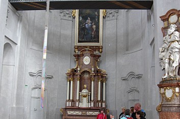 Máte-li čas, můžete kostel obdivovat i z lávky nad kaplí (VČ)