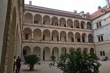 Zámecké nádvoří s arkádami (IČ)
