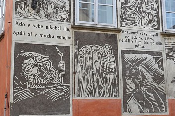 Celá jedna strana ulice je vyzdobena sgrafity podle Váchalových dřevorytin (IČ)