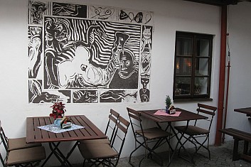 V ulici je také bar Havran (VČ)
