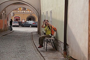 Ulice je nebezpečná. Na chvilku se posadíte ... (PS)