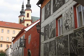 V pozadí se tyčí věže kostela Nalezení sv. Kříže (VČ)