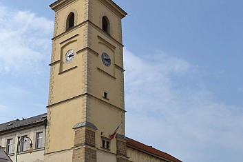 Stará radnice s věží byla postavena v roce 1418, dnes má barokní fasádu z 18. století (IČ)