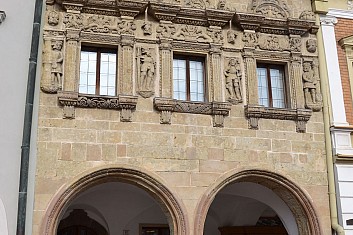 Dům U Rytířů byl postaven v renesančním slohu ve čtyřicátých letech 16.století (IČ)