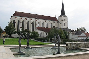 Klášterní zahrady vyzdobené sochami Olbrama Zoubka, v pozadí kostel Povýšení sv. Kříže (VČ)