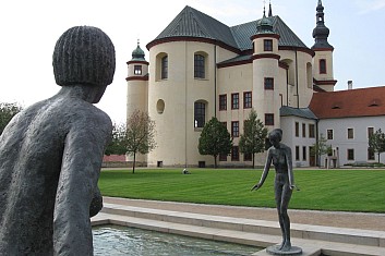Na druhé straně zahrad stojí kostel Nalezení sv. Kříže (VČ)