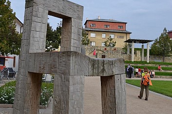 Co říkáte na tu židli, ta je co? (IČ)