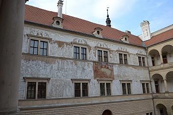 Na druhé straně jsou výpravná sgrafita (IČ)