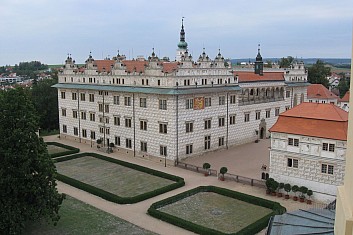 Pohled na zámek z terasy kostela (VČ)