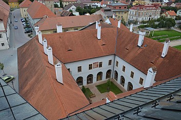 Rajský dvůr a křížová chodba sousedního kláštera (IČ)