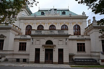 Smetanův dům (naproti parkujeme) (IČ)
