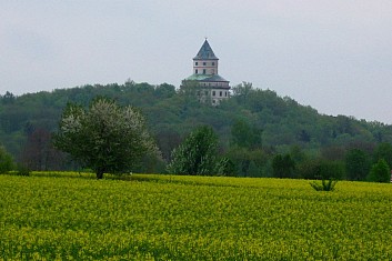 Zdáli nás láká zámek Humprecht (VČ)