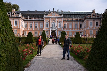 Nahlédneme alespoň do zahrady (IČ)