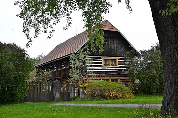 Vesec u Sobotky - dům č.15.
„Tento grunt vystavěn s pomocí Boží nákladem Matěje Macouna 24. máje 1787.&quot; (IČ)