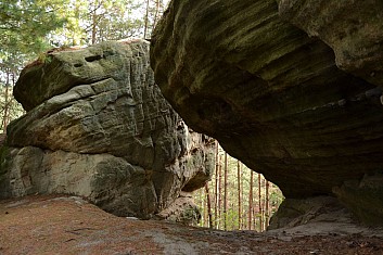 Průchod mezi skalami pod Kazatelnou (IČ)
