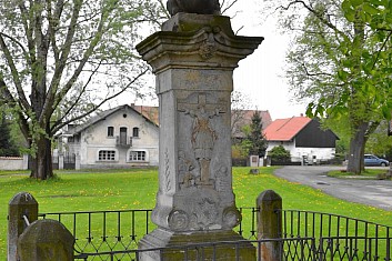 Socha Nejsvětější Trojice s reliéfem sv. Starosty (IČ)