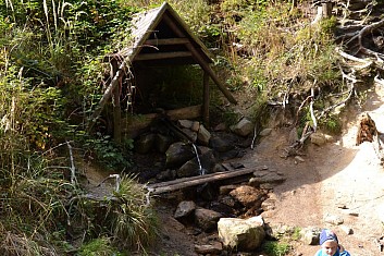 Malý stavitel u studánky Džberka (IČ)
