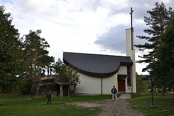 Kostel Boží Lásky v Budislavi stojí na místě bývalého pískovcového lomu (IČ)