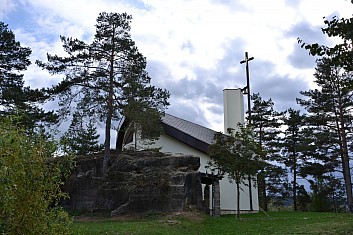 Kostel má půdorys lidského srdce, střecha je ve tvaru lipového listu (IČ)
