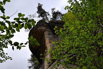 Nad námi se tyčí skály - jen na ně vylézt, že? (IČ)
