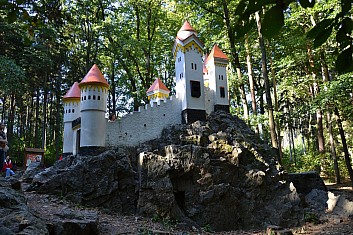 Hrádek postavený na křemencové skalce byl určen pro zámecké děti (IČ)