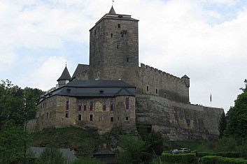 Hradu dominuje donjon (obranná věž) (VČ)