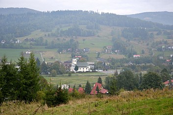 Už jsme také na trase (náš autobus stojí u kostela) (IČ)