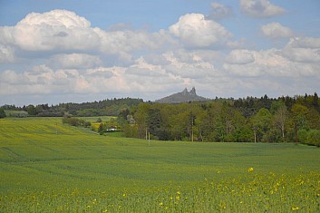 Výhled do kraje s dominantou Trosek (IČ)