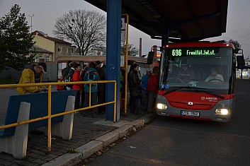 To je náš autobus, nastupovat! (IČ)