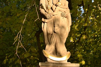 Poutníkům žehná Panna Maria (IČ)
