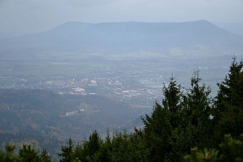 Pod námi Frenštát, vzadu masiv Ondřejníku (IČ)