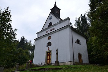 U zázračné studánky stojí  poutní kaple Panny Marie Pomocné (IČ)