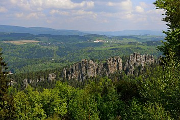 Výhled na Suché skály z vrchu Sokol (IČ)