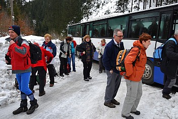 Pěšáci vystupují z autobusu