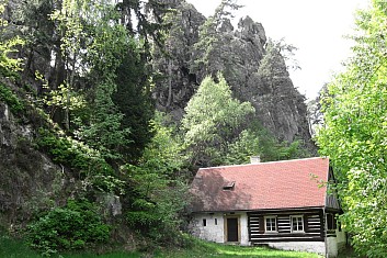 Pod skalami stojí chaloupka (VČ)