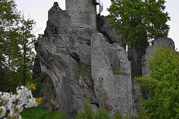 Hrad Frýdštejn v jarním hávu (IČ)