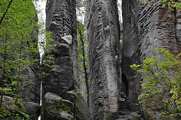Vlevo nebo vpravo? Turistická značka nás vede spolehlivě (IČ)