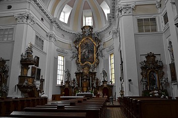 Interiér kostela (IČ)