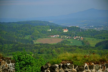 Zámek Hrubá Skála (v lese se skrývá hrad Valdštejn) (IČ)