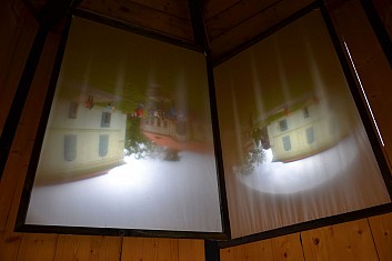 Budka funguje jako kamera obskura (takový předchůdce fotoaparátu) (IČ)