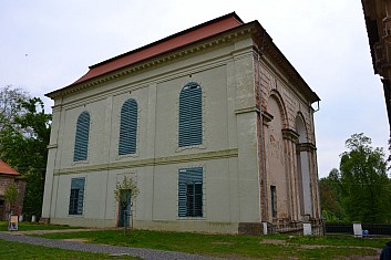 Pohled na lodžii ze dvora (IČ)