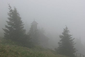 Vřesová studánka mizí v mlze (VČ)